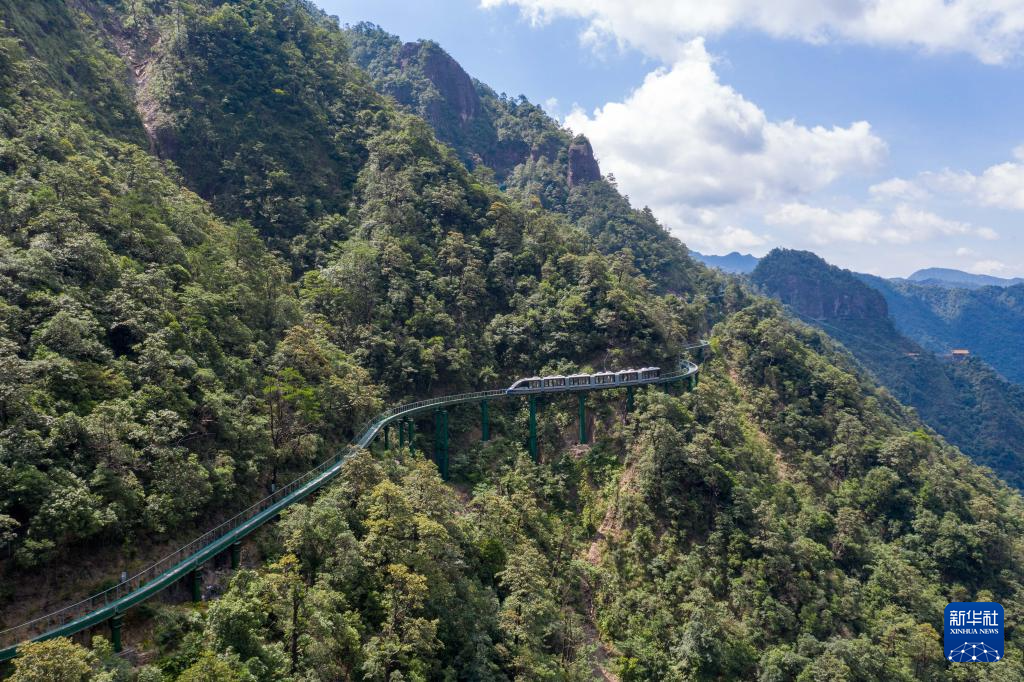 30列高山悬崖跨座式单轨游览车在江西交付