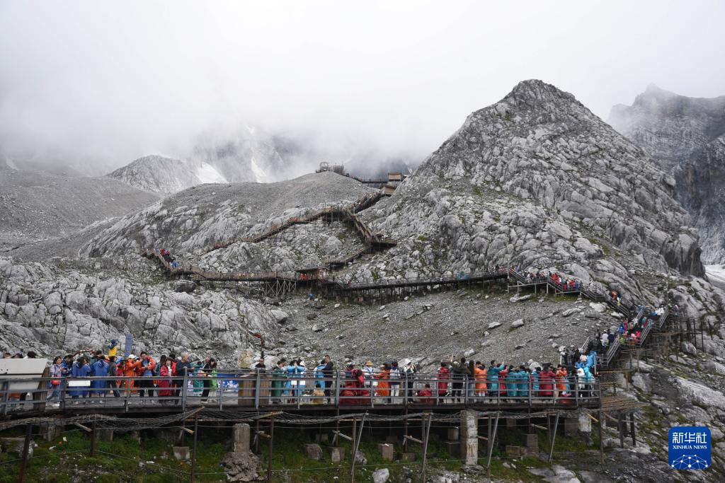 云南丽江：暑期旅游持续升温