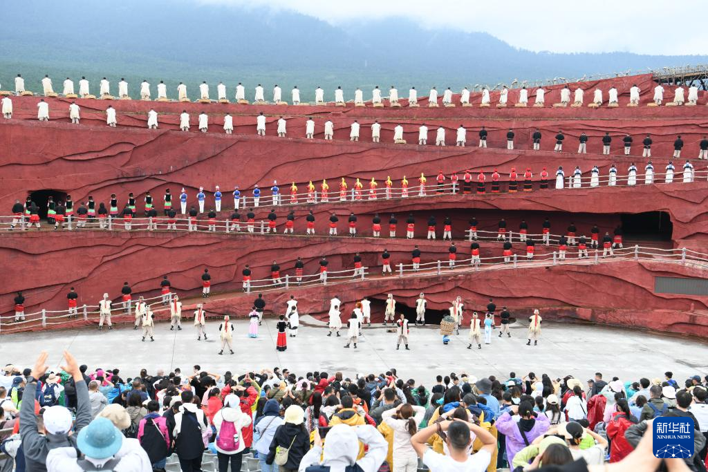 云南丽江：暑期旅游持续升温