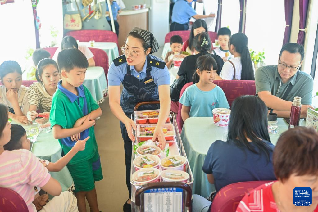 列车推出儿童套餐丰富旅客暑期旅途