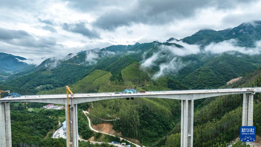 云南砚山：那绍特大桥左幅顺利合龙