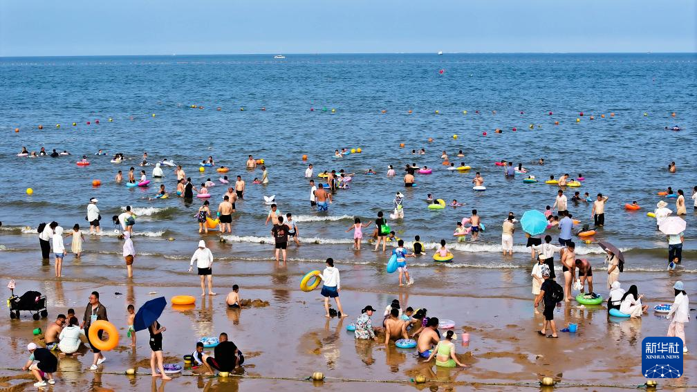 山东日照：海滨消夏“热”起来