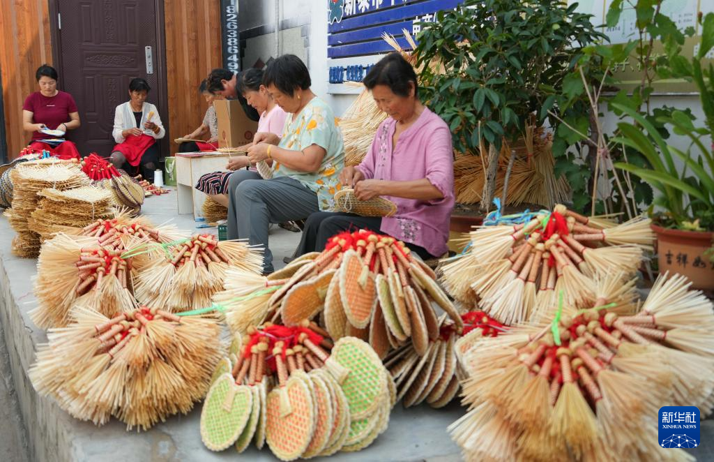 山东新泰：小小麦秆扇拓宽农家致富路