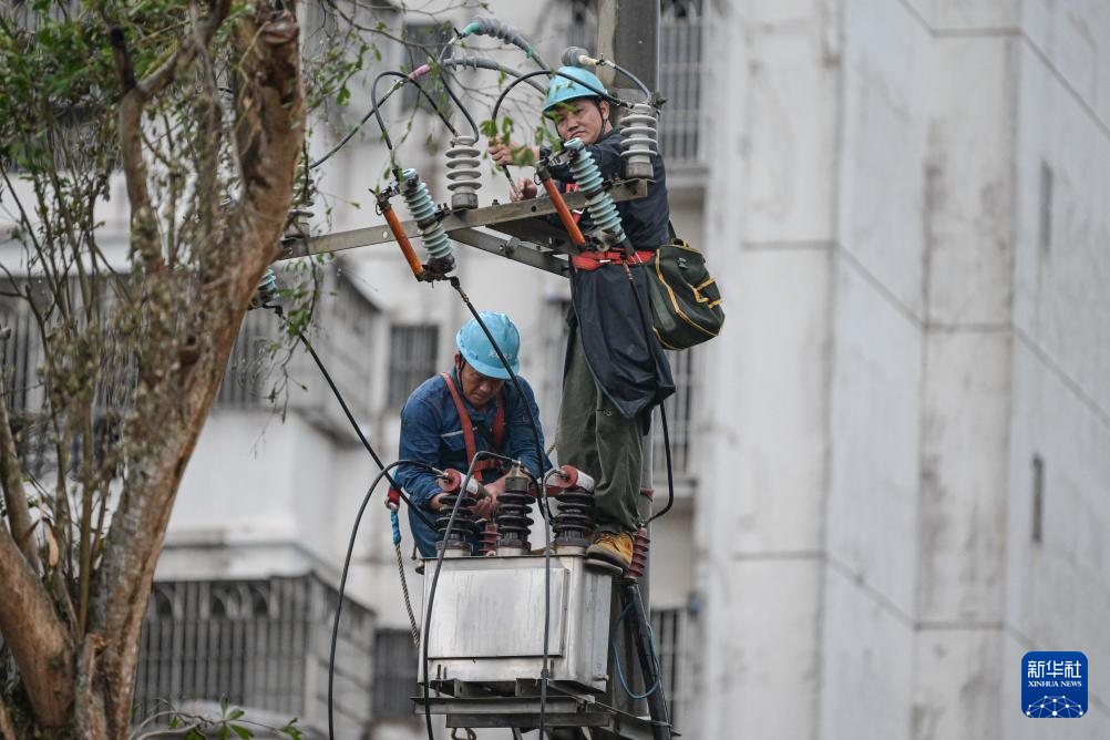 海南澄迈：台风过后 加紧抢修保供电