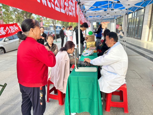 【网络中国节】陕西宝鸡：家门口共庆重阳，戏曲声中暖意浓