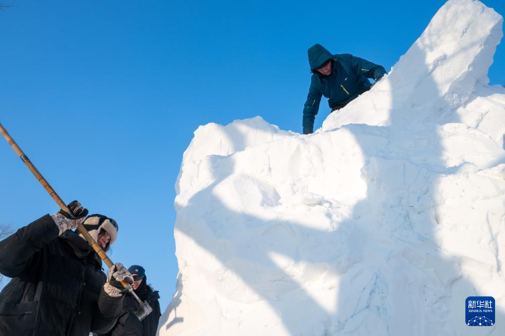 第27届哈尔滨国际雪雕比赛开铲