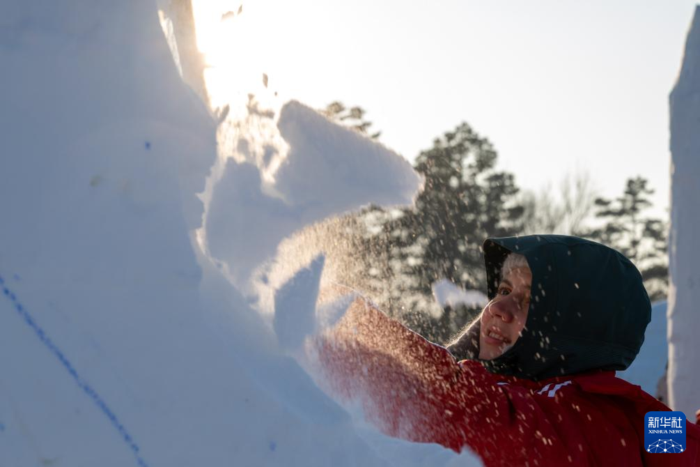 第27届哈尔滨国际雪雕比赛开铲