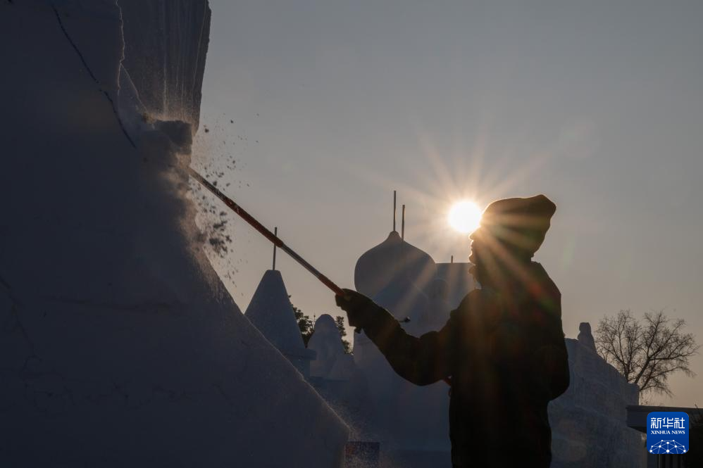 第27届哈尔滨国际雪雕比赛开铲