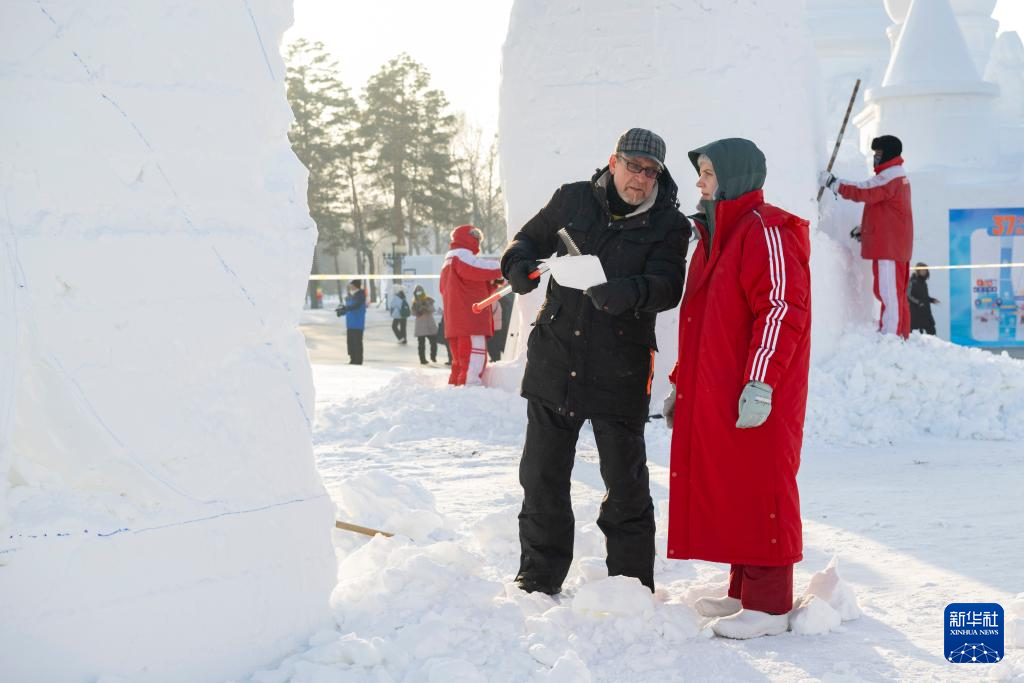 第27届哈尔滨国际雪雕比赛开铲