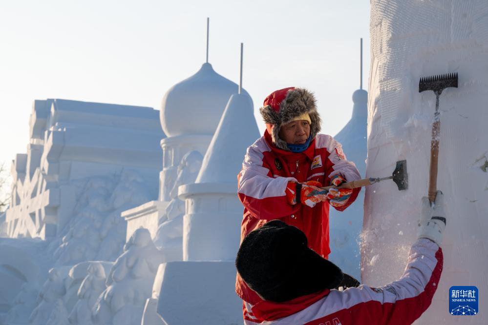 第27届哈尔滨国际雪雕比赛开铲