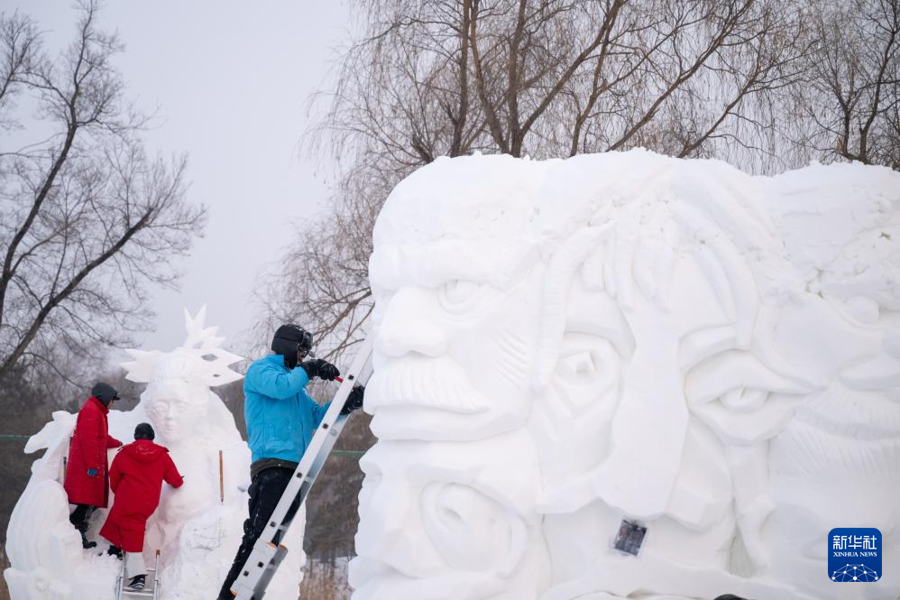 芳容初露 雪雕高手“冰城”秀技