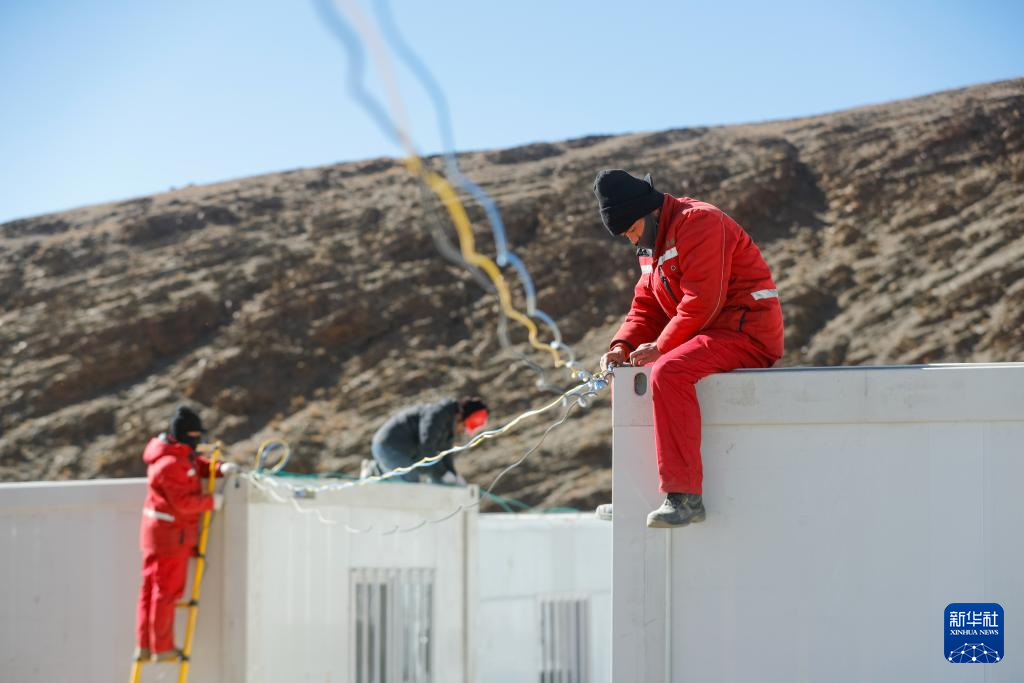 定日县6.8级地震丨首批受灾群众搬入板房