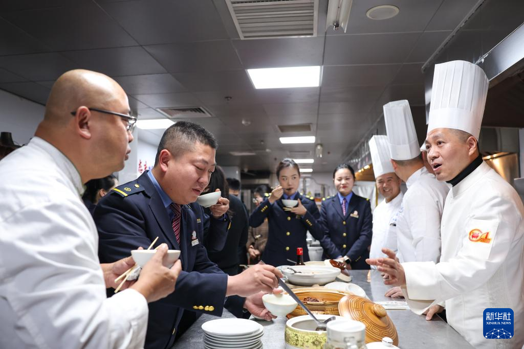 新春走基层丨春运列车上的“一碗好饭”