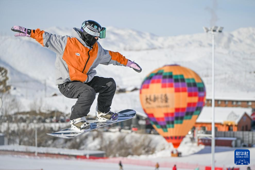 新华全媒+丨一座滑雪场带“热”一座城