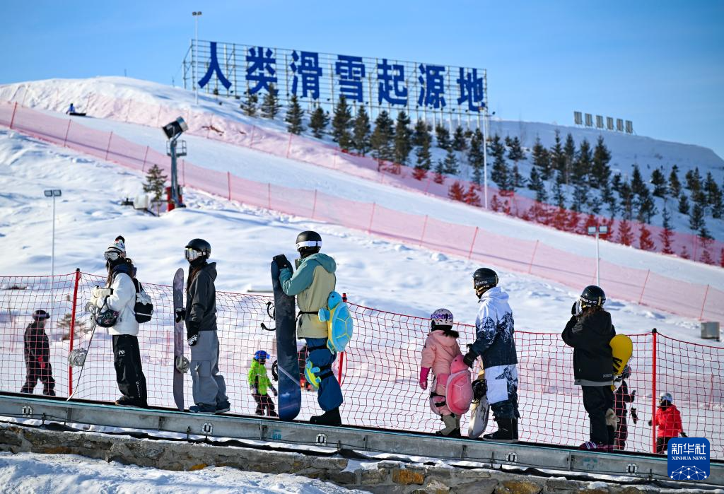 新华全媒+丨一座滑雪场带“热”一座城