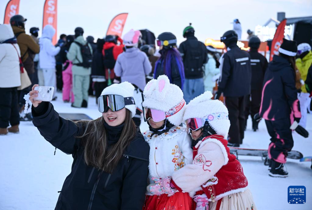 新华全媒+丨一座滑雪场带“热”一座城