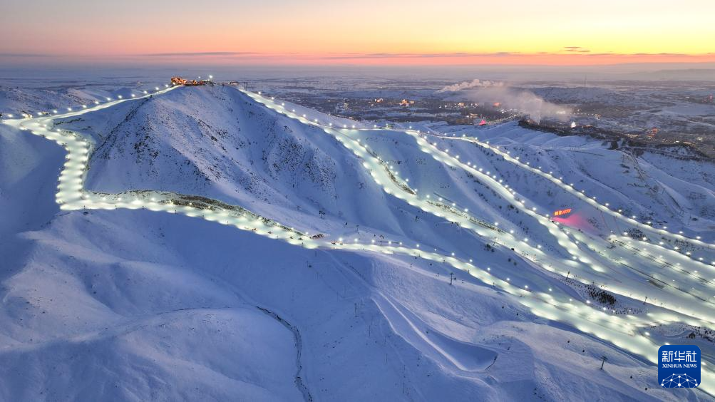 新华全媒+丨一座滑雪场带“热”一座城