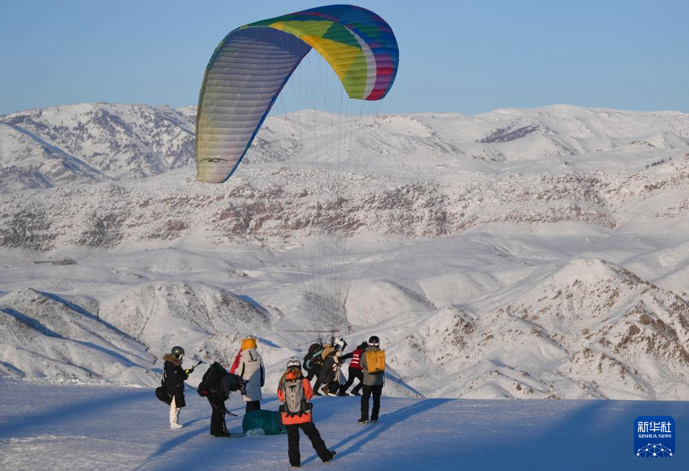 新华全媒+丨一座滑雪场带“热”一座城