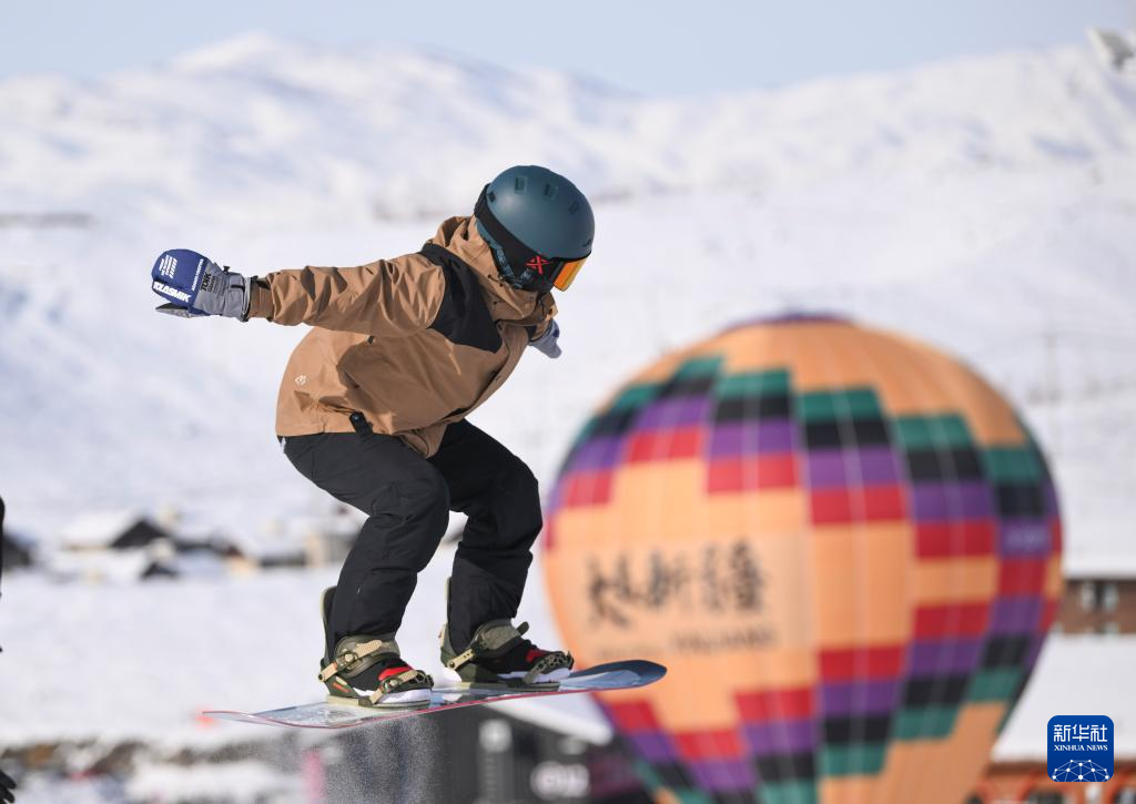 新华全媒+丨一座滑雪场带“热”一座城