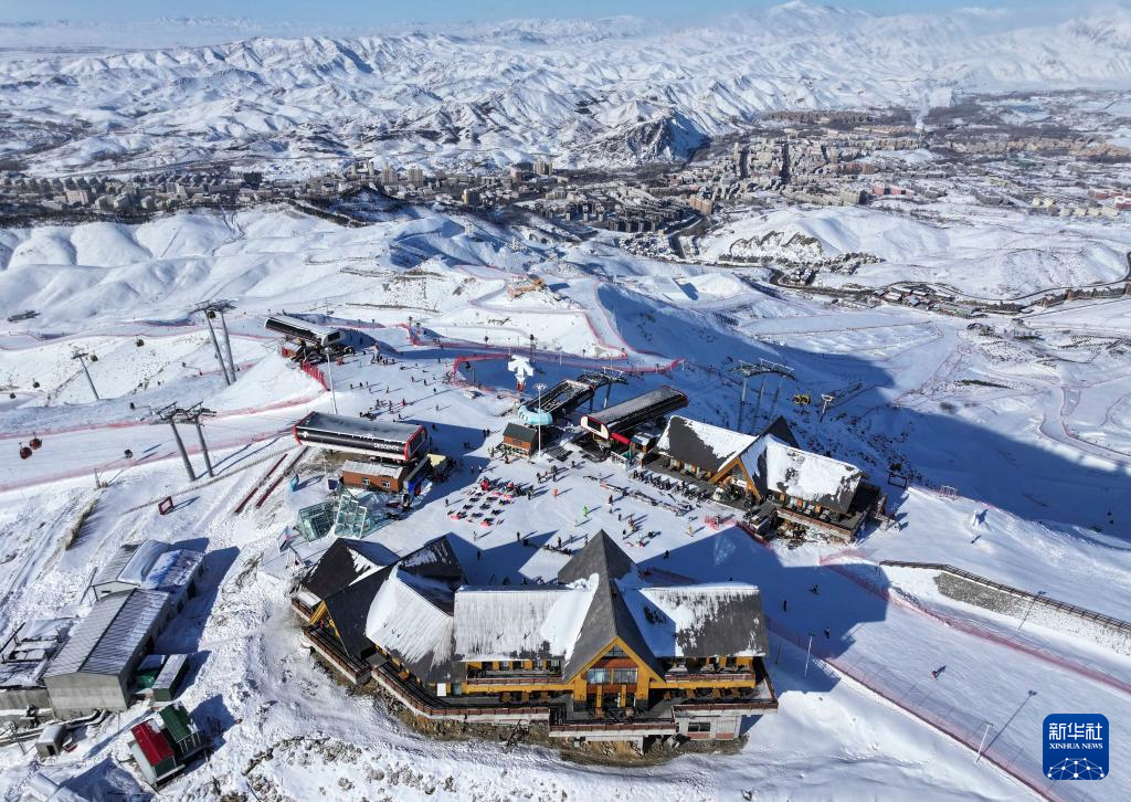 新华全媒+丨一座滑雪场带“热”一座城