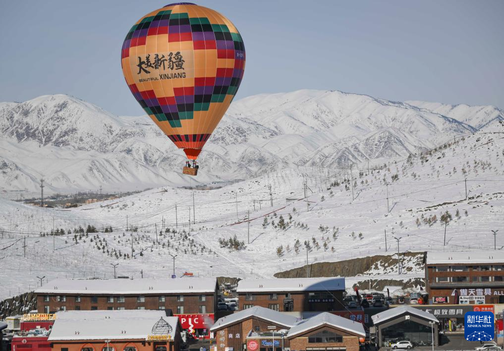 新华全媒+丨一座滑雪场带“热”一座城