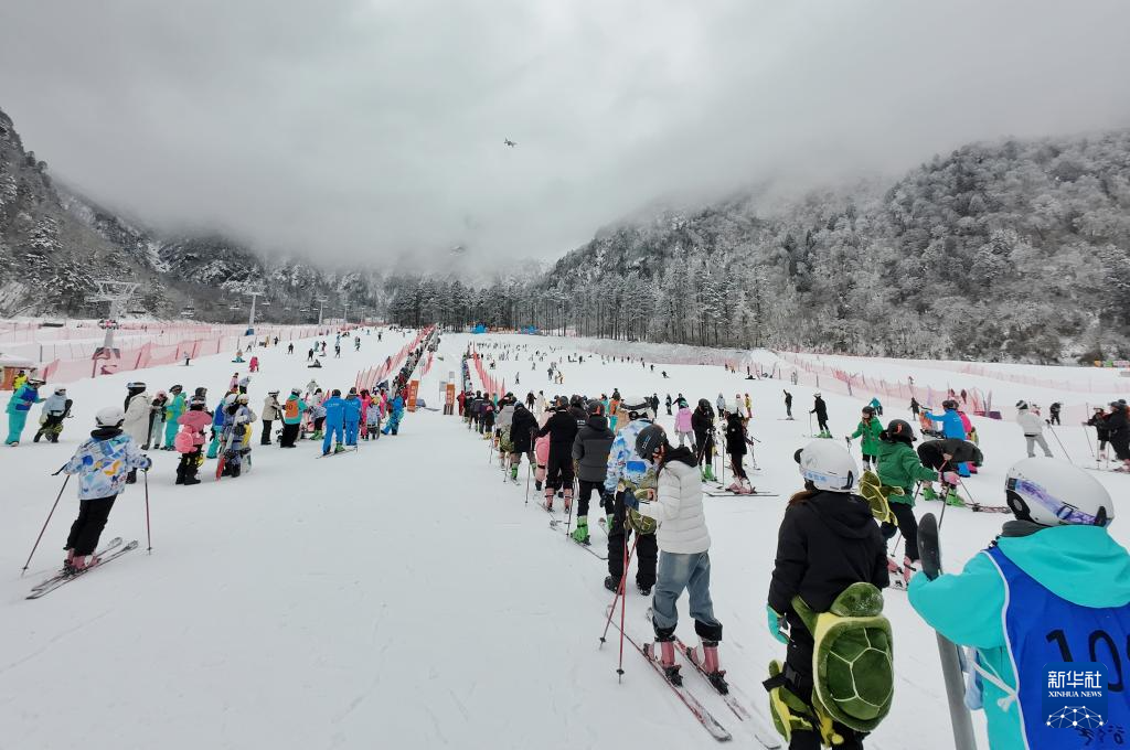 春节假期川西冰雪游火热