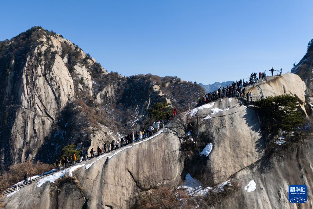 华山迎来新春旅游高峰