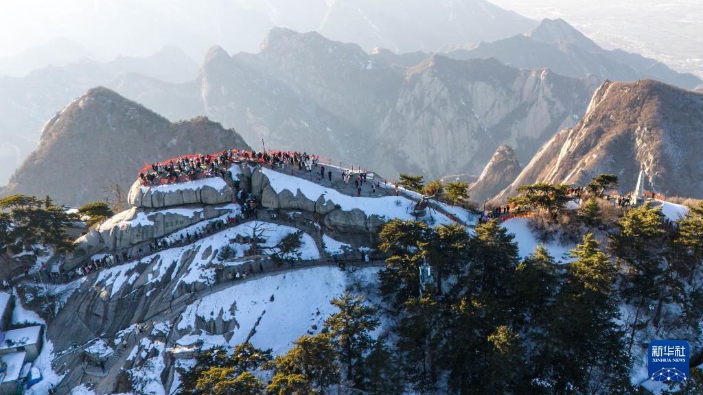 华山迎来新春旅游高峰