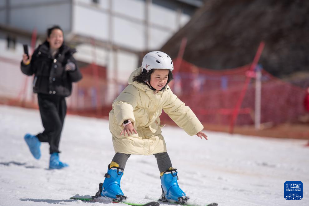 云南昆明冰雪旅游“热”力绽放