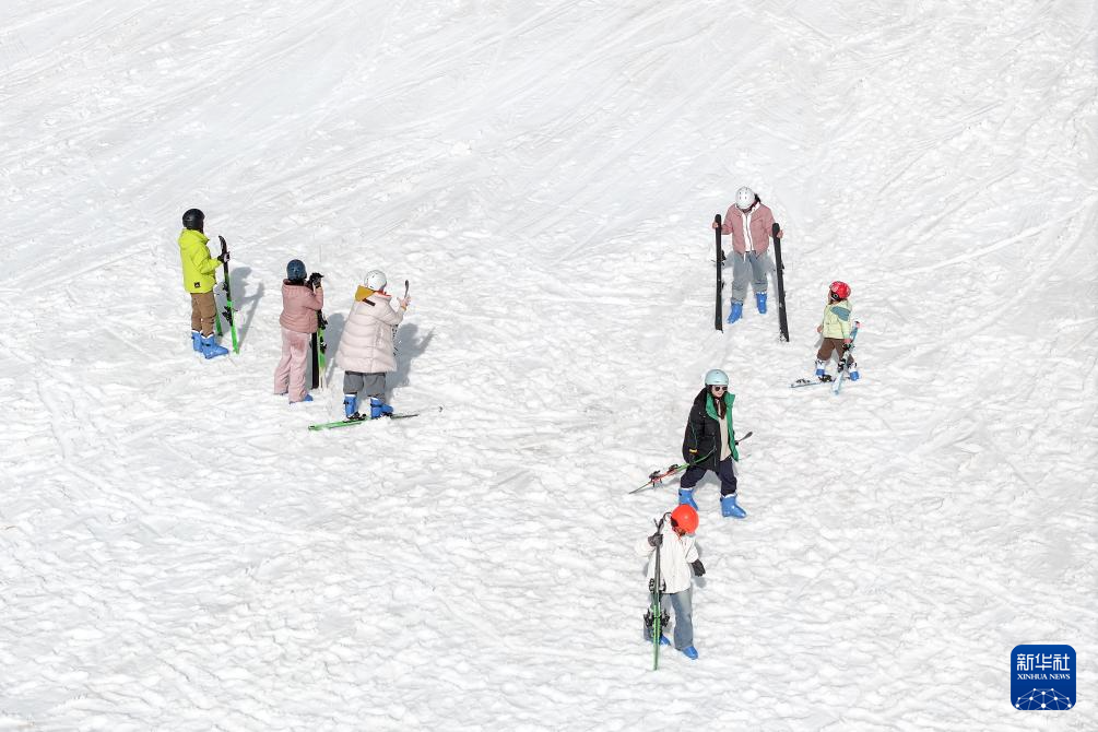 云南昆明冰雪旅游“热”力绽放