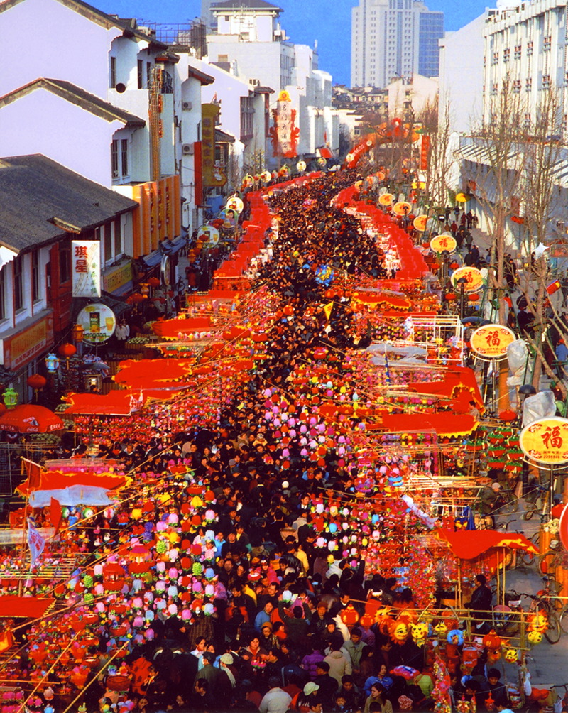 大市场看中国年 | 逛灯市、买花灯 灯火年年照金陵