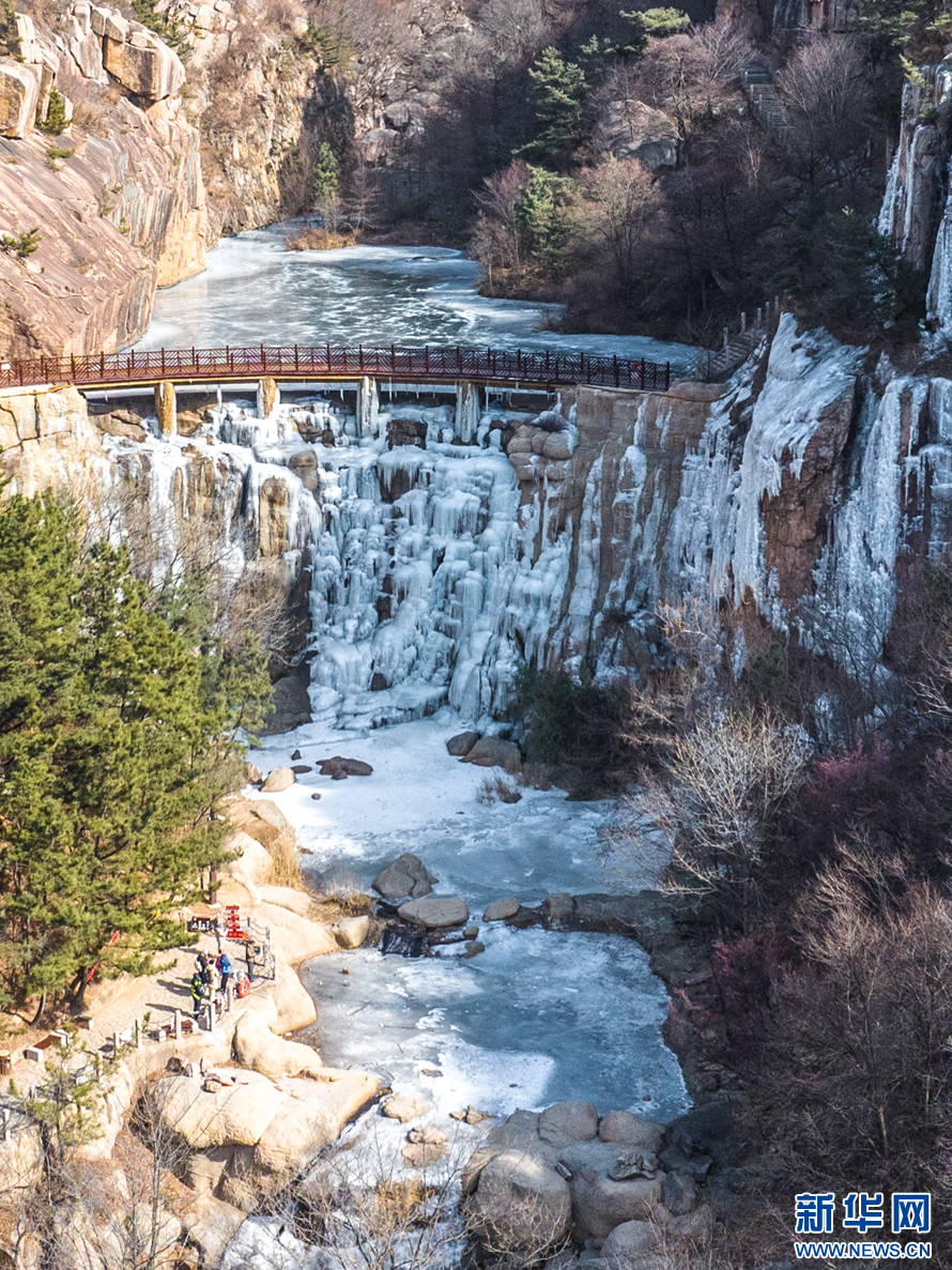 山东青岛崂山北九水冰瀑引客来