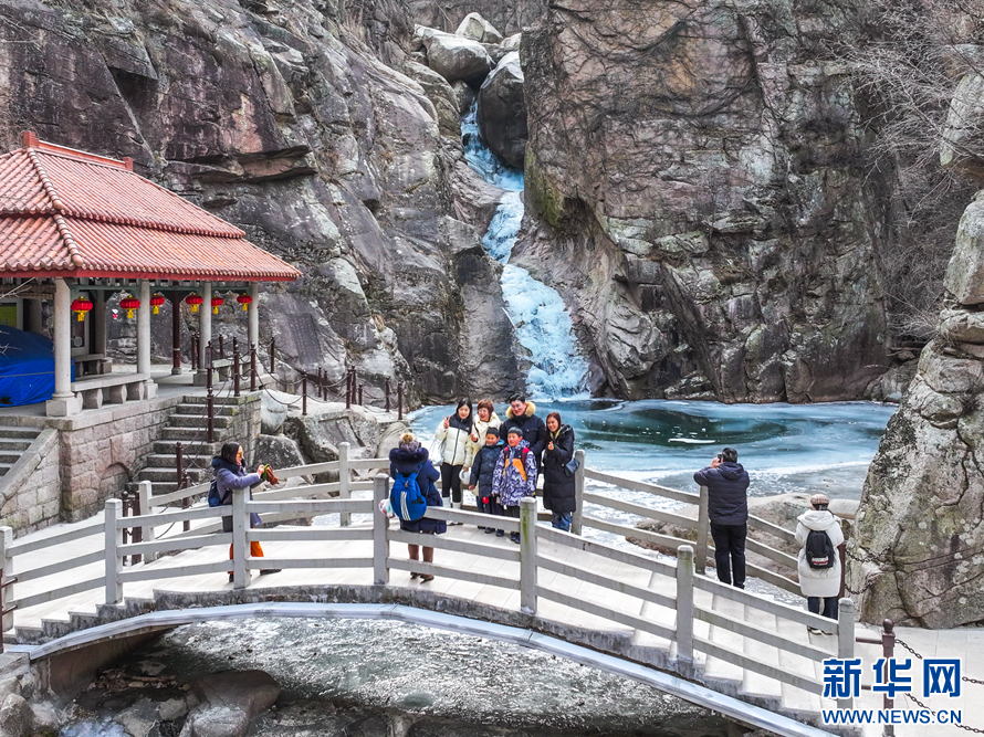 山东青岛崂山北九水冰瀑引客来