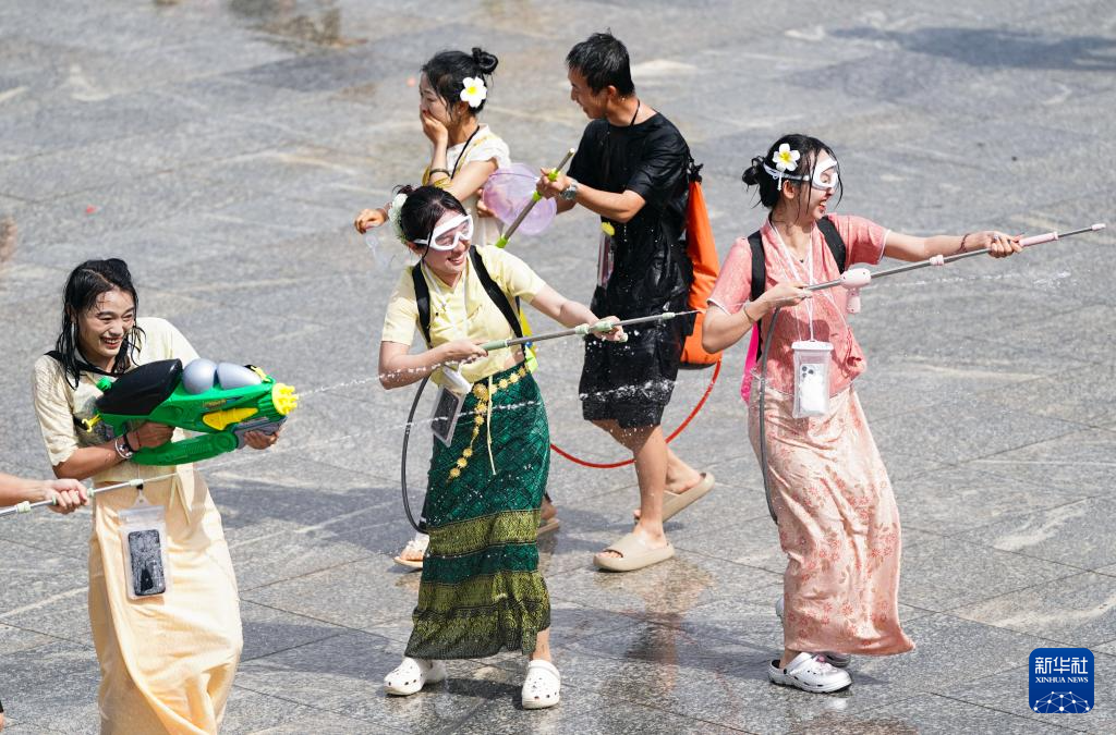 庆祝泼水节