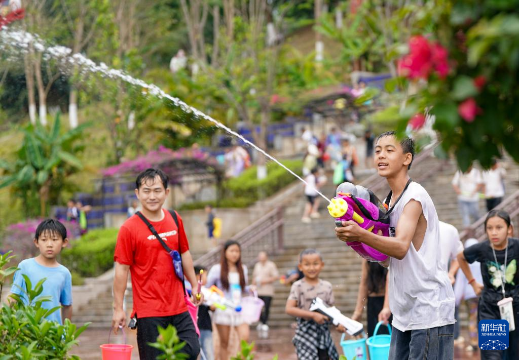 庆祝泼水节