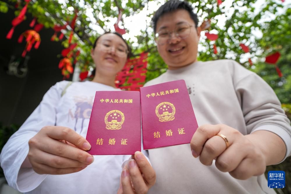江苏南京：婚姻登记进公园 甜蜜记忆驻心田