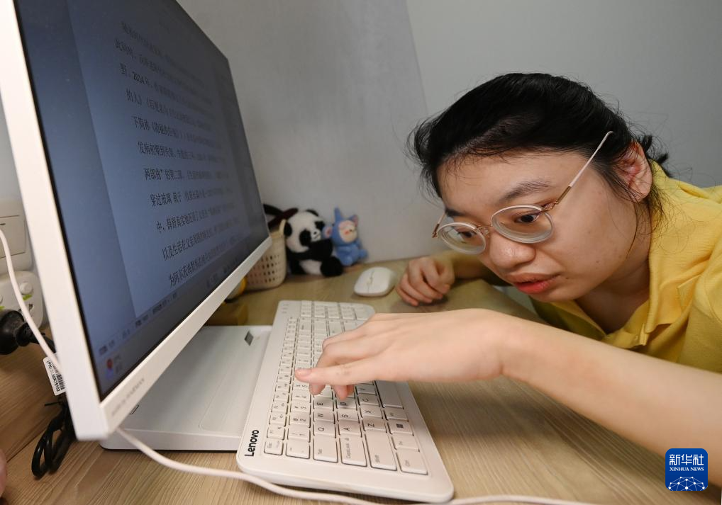 “我爱这梦笔生花的理想”：一个脑瘫女孩的作家梦