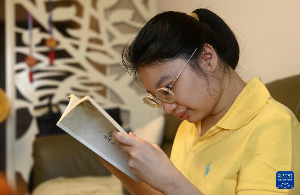 “我爱这梦笔生花的理想”：一个脑瘫女孩的作家梦