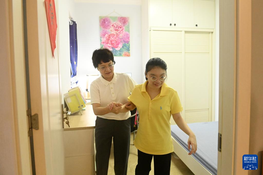 “我爱这梦笔生花的理想”：一个脑瘫女孩的作家梦