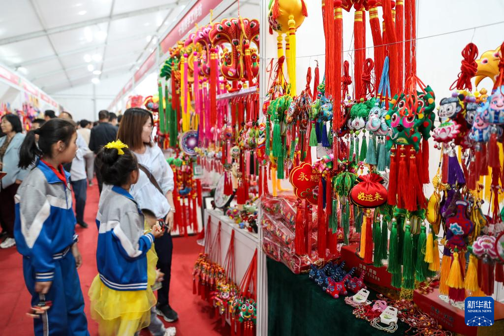 甘肃庆阳：香包飘香迎端午