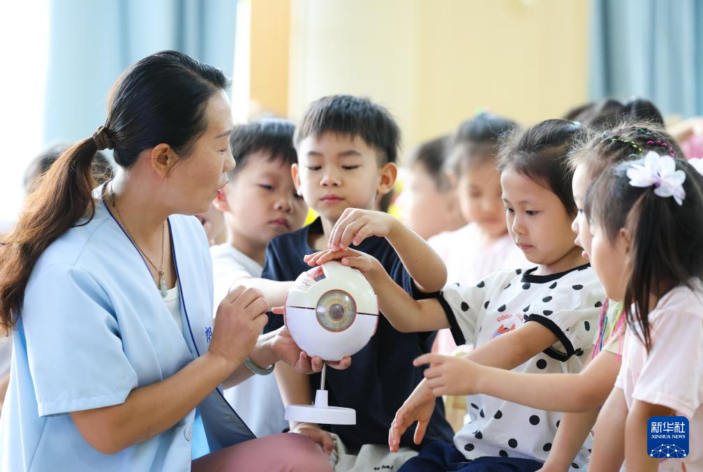 关注眼健康 迎接爱眼日
