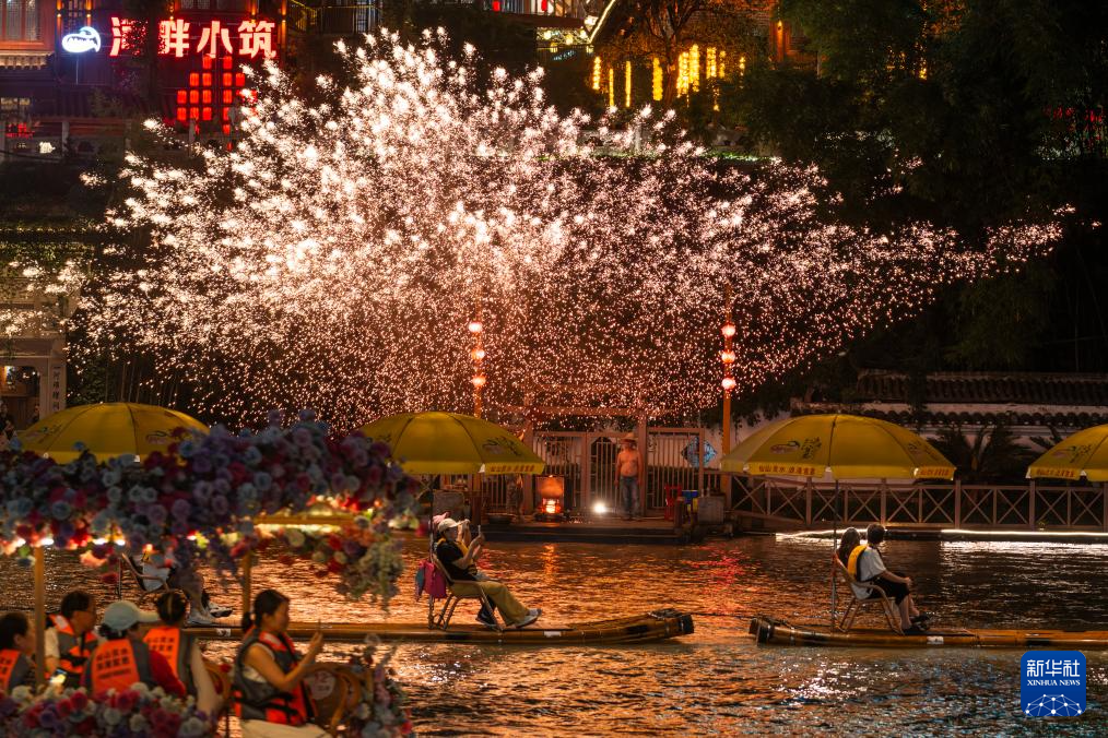 湖北宣恩：一河夜色起 精彩夏日游