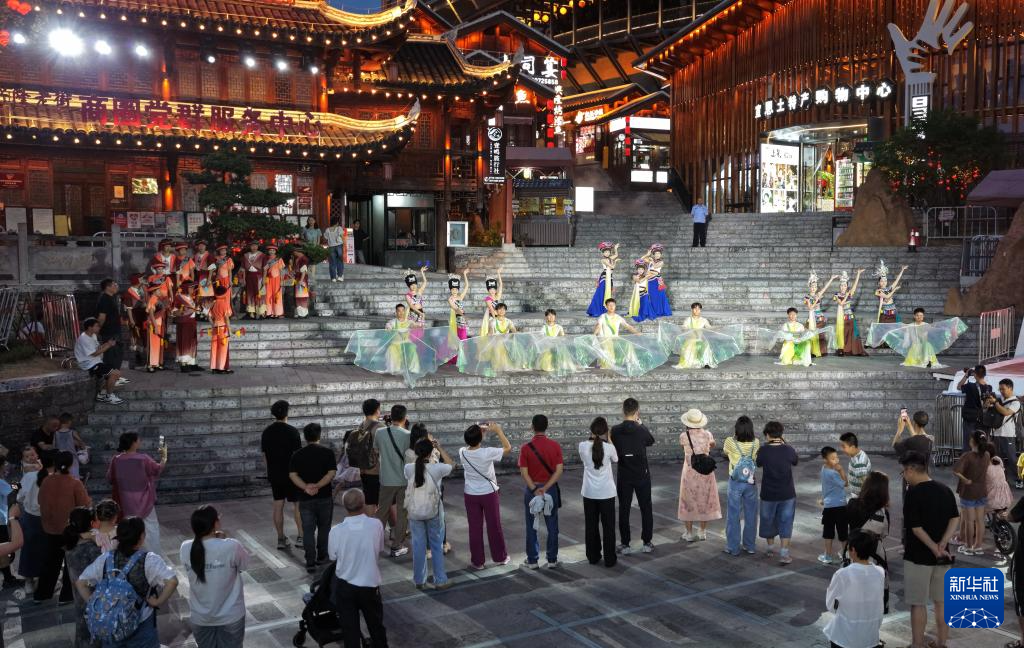湖北宣恩：一河夜色起 精彩夏日游