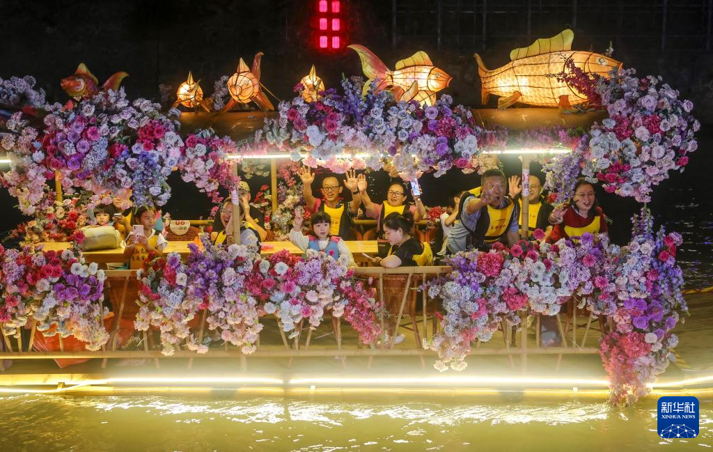 湖北宣恩：一河夜色起 精彩夏日游