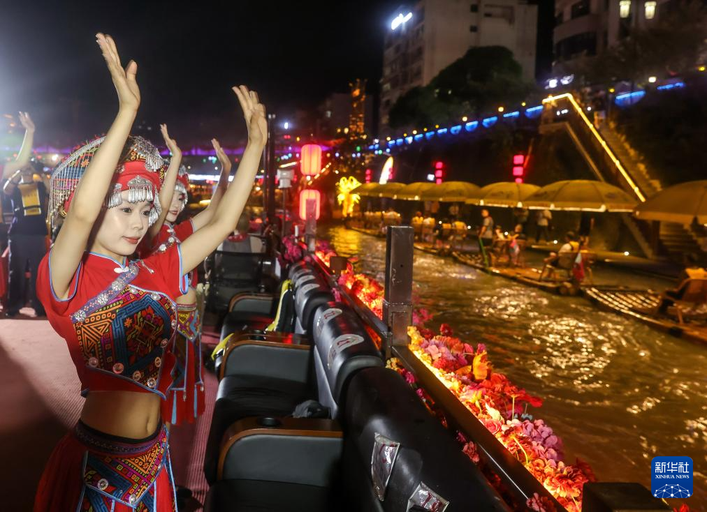 湖北宣恩：一河夜色起 精彩夏日游