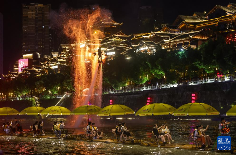 湖北宣恩：一河夜色起 精彩夏日游