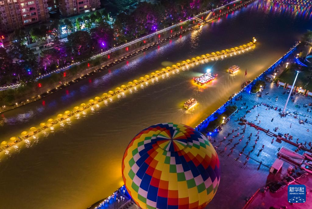 湖北宣恩：一河夜色起 精彩夏日游