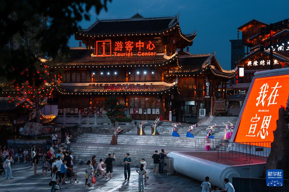 湖北宣恩：一河夜色起 精彩夏日游