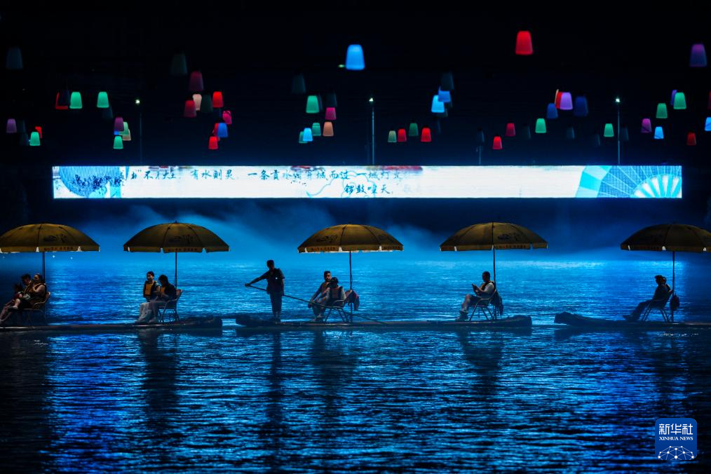湖北宣恩：一河夜色起 精彩夏日游