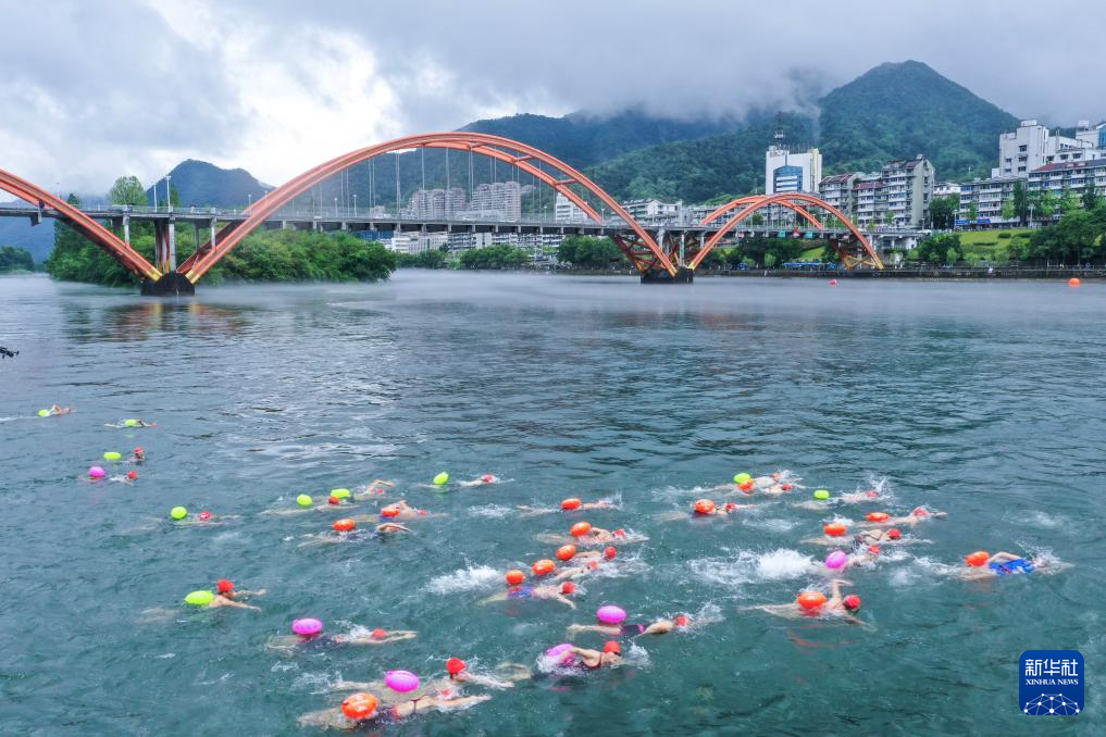 浙江建德举办2025建德17℃新安江“夏日冬泳”挑战赛